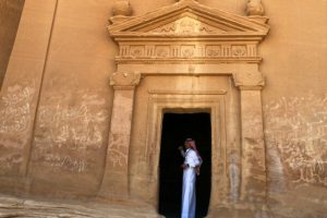 Suudi Arabistan &uuml;lkeyi turizme a&ccedil;ıyor