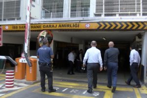 İmamoğlu'nun odasına jiletle girmeye &ccedil;alışan kişi yakalandı