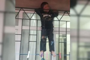 Kafası demir korkuluğa sıkıştı
