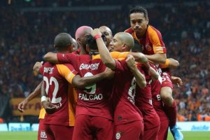 Galatasaray'da trib&uuml;ne kim &ccedil;ıkacak?