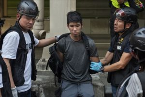 Hong Kong'daki protestolarda &ouml;ğrencilere g&ouml;zaltı