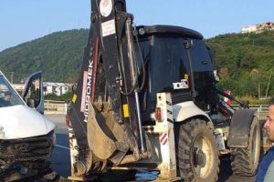 &Ouml;ğrenci servisi ile iş makinesi &ccedil;arpıştı