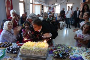 Down sendromlu Yusuf'a s&uuml;rpriz doğum g&uuml;n&uuml;