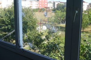 Gurbet&ccedil;i kadının evini kurşunladılar