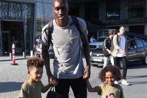 Atiba Hutchinson &ccedil;ocuklarını okuldan aldı