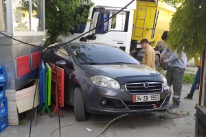 S&uuml;r&uuml;c&uuml; kalp krizi ge&ccedil;irdi, hafriyat kamyonu durağa daldı: 2 &ouml;l&uuml;