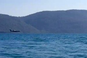 Turistlerin arasında denize indi