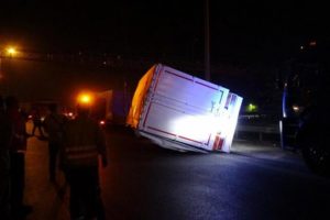 Otoyol kapandı, 15 kilometre ara&ccedil; kuyruğu oluştu