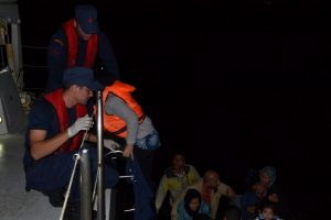 İzmir'de 143 d&uuml;zensiz g&ouml;&ccedil;men yakalandı