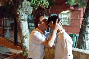 Bursalı adam c&uuml;zdanını bulup getiren genci alnından &ouml;pt&uuml;