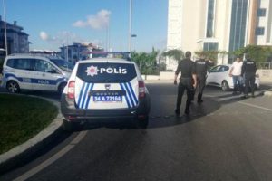 Polisten ka&ccedil;an ara&ccedil; lastiklerine ateş a&ccedil;ılarak durduruldu