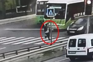 Yaya ge&ccedil;idinde otomobilin altında kaldı