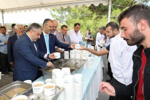 Bursa'da &uuml;niversitesi &ouml;ğrencilerine aşure ikramı