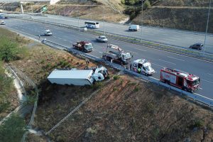 TIR yol kenarında devrildi