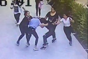 Kız &ouml;ğrenci, tartıştığı kız arkadaşları tarafından d&ouml;v&uuml;ld&uuml;