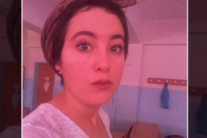 Evinin balkonundan d&uuml;şen gen&ccedil; &ouml;ğretmen hayatını kaybetti