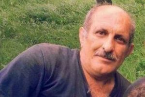 Geri manevra yapan TIR'ın altında kaldı