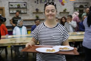 Bu kafenin t&uuml;m &ccedil;alışanları down sendromlu