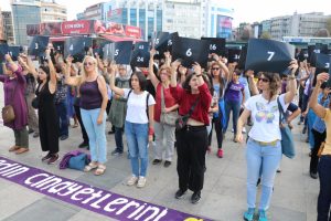Kadık&ouml;y'de 100 kadın, 100 kadın cinayetini anlattı