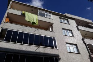 Bağcılar'da bina sakinlerini korkutan &ccedil;atlak