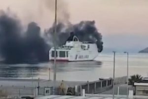 Yunanistan'da feribot yandı: 600 kişi tahliye edildi