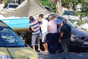 Tekne, otomobilin &uuml;zerine devrildi