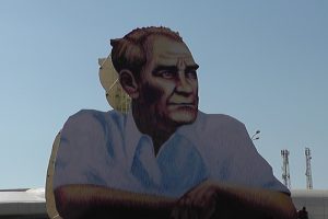 Kırşehir'de şehir merkezi girişine Atat&uuml;rk posteri asıldı
