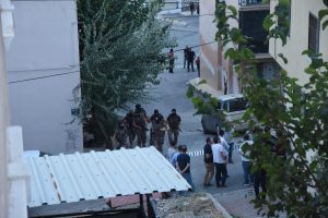 İzmir'de ortalık karıştı! Husumetli olduğu grubu g&ouml;r&uuml;nce dehşet sa&ccedil;tı