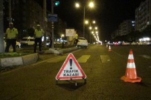 Kırmızı ışıkta ge&ccedil;en otomobil faciaya sebep oldu