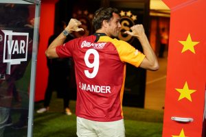 Elmander derbiyi trib&uuml;nden izledi