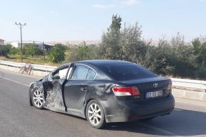 Ambulansla otomobil &ccedil;arpıştı
