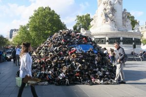 Paris'te bomba kurbanları i&ccedil;in ayakkabı piramidi oluşturuldu