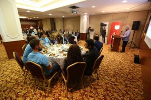 Bursa Nil&uuml;fer Belediye Başkanı Erdem gen&ccedil;lerle deneyimlerini paylaştı