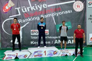 Bursa Osmangazili badmintoncular madalyaları topladı