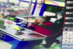 Kadın kasiyerin boğazına bı&ccedil;ak dayadı!