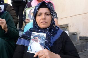Diyarbakır'da HDP &ouml;n&uuml;ndeki eylemde aile sayısı 49'a y&uuml;kseldi