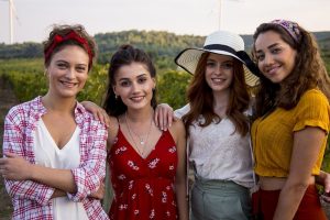 Sevgili Ge&ccedil;miş oyuncularından eğlenceli set manzaraları