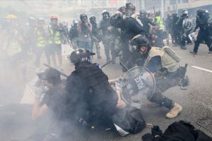 Hong Kong polisinden protestoculara biber gazıyla m&uuml;dahale