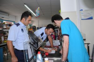 Samsun B&uuml;y&uuml;kşehir zabıtası t&uuml;keticinin yanında