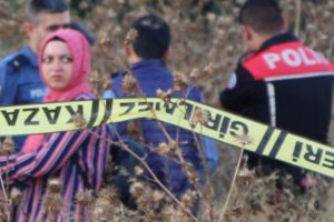 Okulun bah&ccedil;esinde oyun oynayan &ccedil;ocuklar, ceset buldu