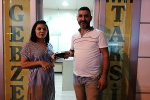 Taksi şof&ouml;r&uuml; bulduğu para ve c&uuml;zdanı sahibine ulaştırdı