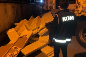 Sunta plaklar i&ccedil;erisinde 17 bin paket ka&ccedil;ak sigara &ccedil;ıktı