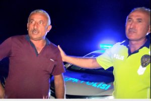 Yanan TIR'dan canını zor kurtaran s&uuml;r&uuml;c&uuml;y&uuml; polis teselli etti
