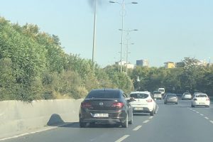 Otoyolda otomobil camından silah doğrultup insanları korkuttu