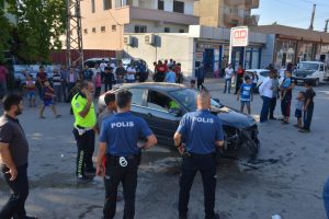 Otomobilin &ccedil;arptığı motosikletli &ouml;ld&uuml;