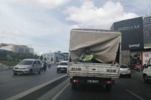 Kamyonet kasasındaki şahsın tehlikeli dansı