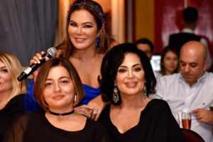 3 kız kardeş yan yana poz verdi