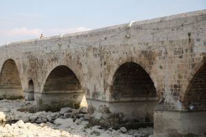 D&uuml;nyanın en eski k&ouml;pr&uuml;s&uuml;ne yazı yazdılar