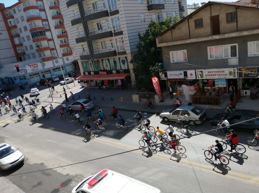 &Ouml;ğrenciler sokaklarda bisiklet s&uuml;rd&uuml;