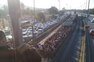 Metrob&uuml;s durağında insan seli